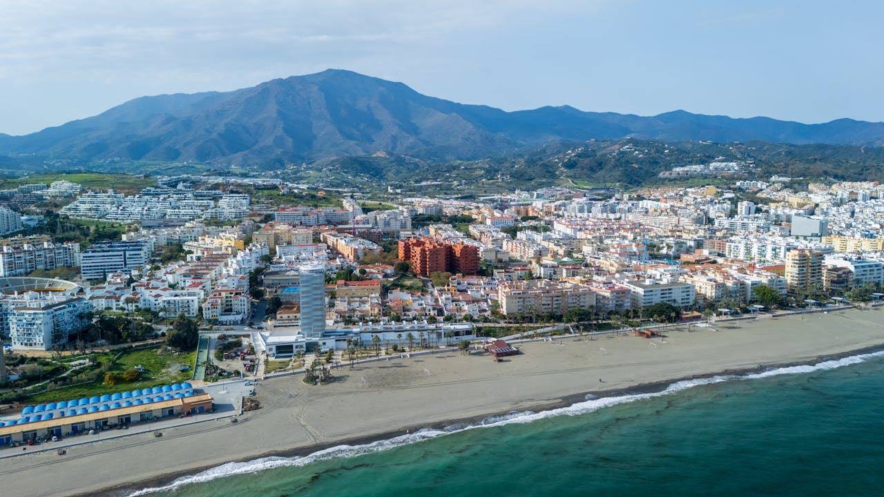 Coín's Sunday market as a booking driver: how one morning shapes the weekend rental week